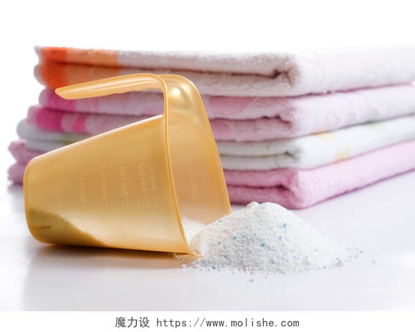 毛巾和倾倒的洗衣粉